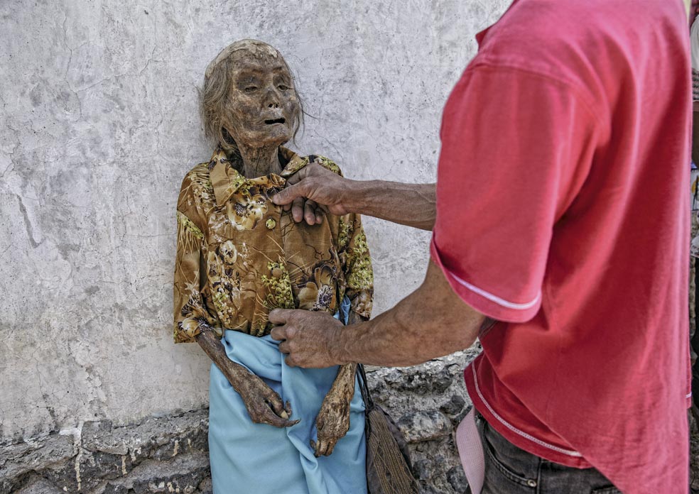 Los torayanos son tímidos, amables y hospitalarios, pero viven obsesionados con la muerte, que celebran en largos fastos funerarios.