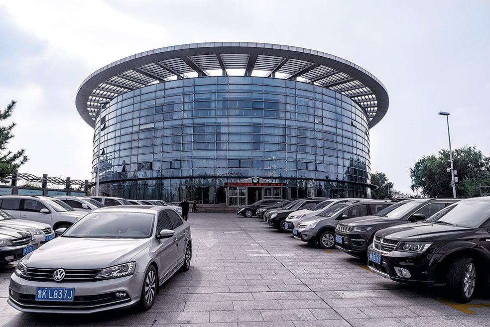 Oficina de datos: en este moderno edificio trabajan los funcionarios que deciden la puntuación que merecen sus vecinos.