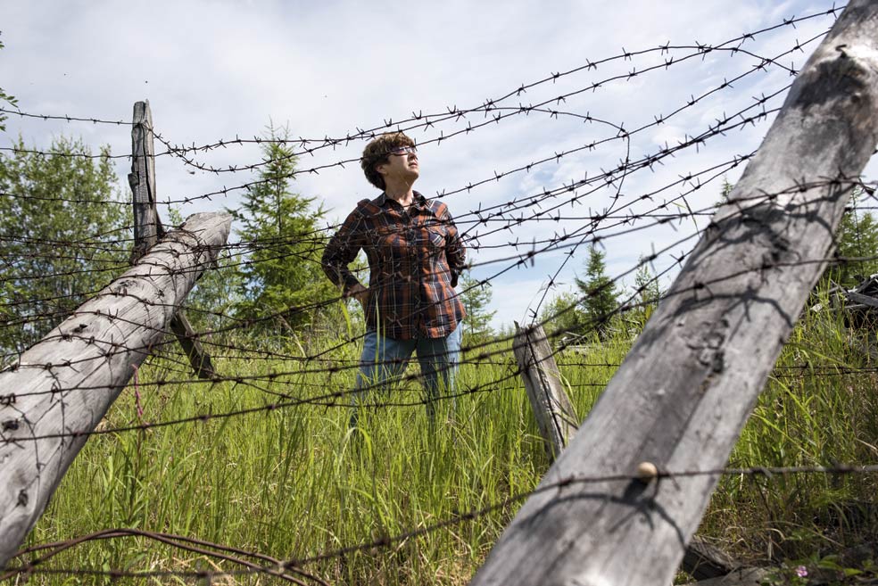 Al otro lado de esta alambrada nació Olga Nikishova. Allí se encontraba el campo de mujeres de Elgen. Su madre era una prisionera. Su delito: llegar tarde a su puesto en una fábrica en los Urales. «Mi madre nunca quiso hablar de aquella época. Se avergonzaba.