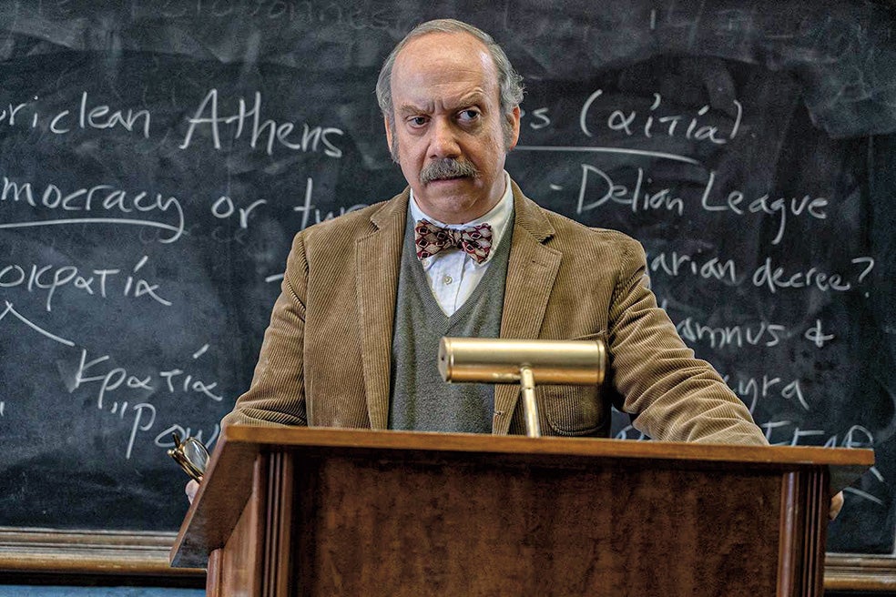 Su personaje en Los que se quedan, por desagradable que sea, está construido, dice, desde la empatía de conocer a profesores similares. Un reto adicional es la prótesis que lleva en un ojo para simular exotropía, un tipo de estrabismo.