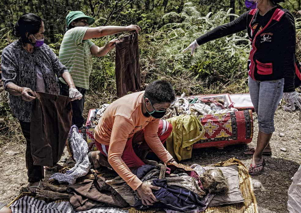 Pese a la momificación, el hedor de los cuerpos al ser desenterrados es tremendo. Algunos familiares llevan mascarillas.