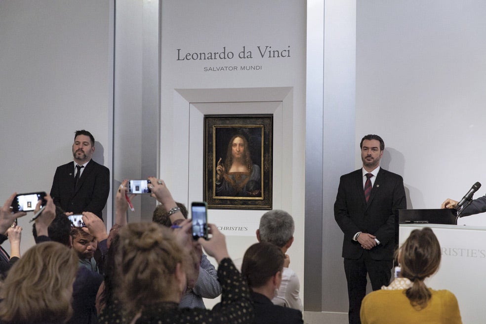 Loic Gouzer, copresidente de Christie's, es un suizo de 37 años que sabe que el dinero no va al arte antiguo. Y menos a una obra tan restaurada. ¿Solución? Mucha publicidad y poner la obra ante los ultrarricos, que solo buscan arte contemporáneo.