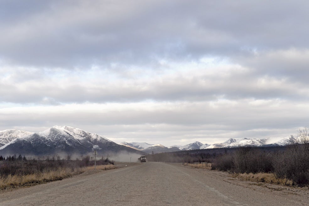 A los lados de esta carretera que une Magadán con la ciudad siberiana de Yakutsk, se crearon centenares de campos de prisioneros.