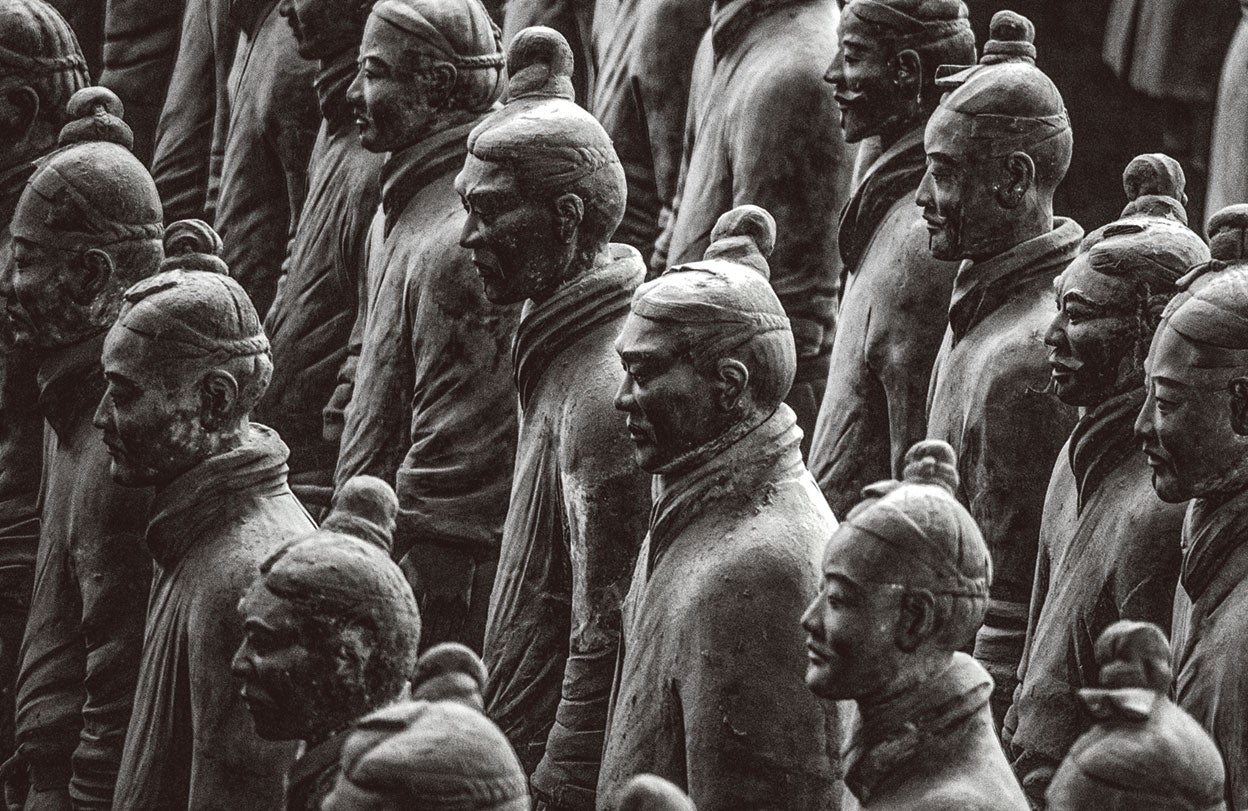 Más de 700.000 hombres tardaron décadas en hacer realidad el sueño imperial de crear torres y palacios, alzados entre cien ríos de mercurio.