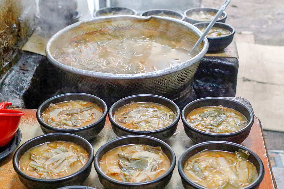 Una olla y varios cuencos con sopa de carne de perro esperan a los clientes en un restaurante del mercado de Chilseong, en Daegu, Corea del Sur. En 2027, los más de 1600 restaurantes del país donde se sirve carne de perro deberán cambiar su menú o cerrar sus puertas.