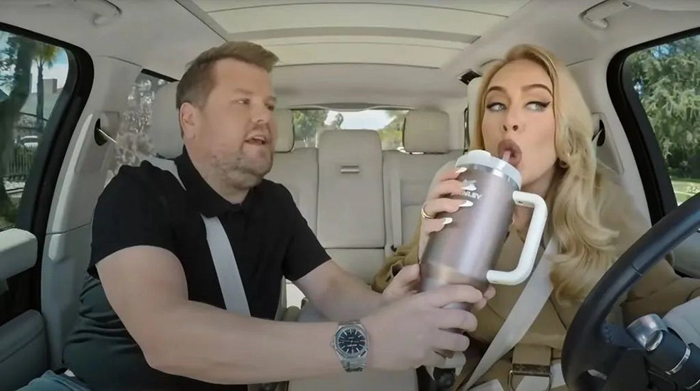 Se llaman Stanley y las ha inventado el mismo empresario que las crocs (sí, esas sandalias indefinibles). Estas botella-taza-vaso gigantes son el nuevo furor del consumo, avaladas por la imperiosa necesidad de famosos e influencers por hidratarse. Se pueden comprar a partir de 45 euros, pero han llegado a venderse por más de 200. Y celebrities como Adele no han dudado en bromear sobre su nueva adicción...