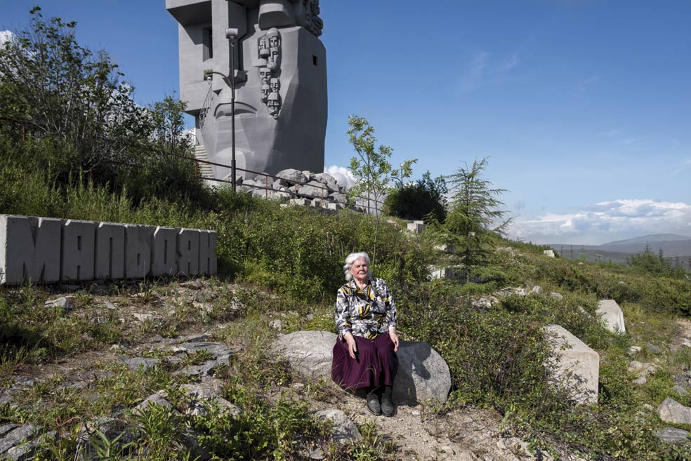 Stefania Dubovnik llegó al Gulag con 17 años. La enviaron aquí desde Ucrania, condenada por actividades antisoviéticas. Durante su condena se quedó embarazada y le quitaron a su hijo. Trabajaba 16 horas diarias en las minas de oro. En la imagen posa junto a uno de los pocos monumentos que hay en la zona en memoria de las víctimas.