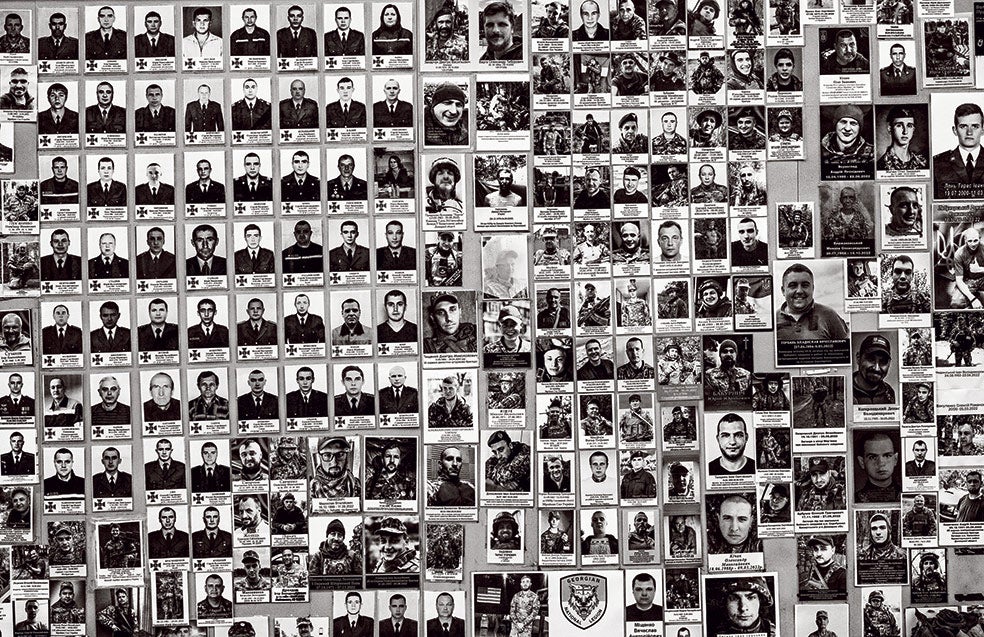 Nadie ofrece cifras oficiales de bajas en combate, pero se estiman en más de medio millón entre ambos bandos. En Ucrania abundan murales como este con los muertos de cada localidad.