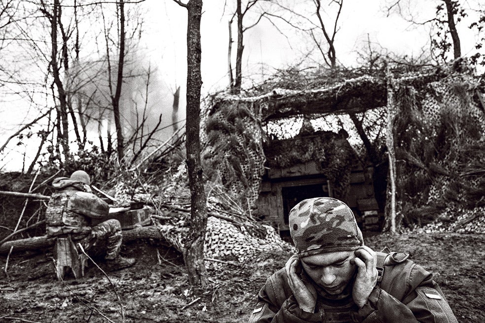 Los soldados de la Brigada Azov son la resistencia en el frente entre Kupiansk y Lyman (Donetsk). Rusia ha enviado más de 100.000 soldados en los últimos meses mientras entre los ucranianos escasea la munición.