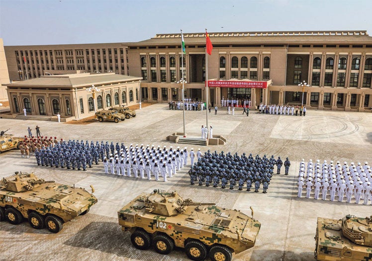 Imagen principal - Ejércitos de todas las banderas. La base de Yibuti fue la primera que China abrió fuera de sus fronteras. Abajo, a la derecha, los americanos en Camp Lemonnier, la base de Estados Unidos en el país africano.