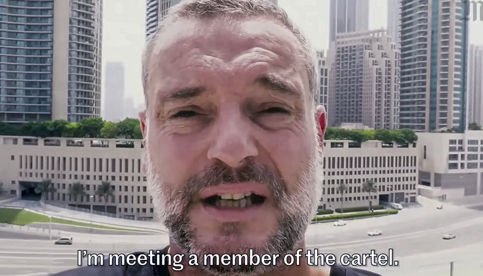 Imagen secundaria 1 - Tras el flujo del negocio. En sus documentales, Monnet no solo rastrea el papel de los cárteles en la mortal epidemia de fentanilo en Estados Unidos, desde la fabricación de las pastillas en laboratorios clandestinos de Culiacán (abajo a la dcha.) hasta las relucientes torres de Dubái, donde los criminales lavan el dinero en inversiones inmobiliarias: también se adentra en el 'negocio' de los piratas africanos que operan en el delta del Níger y sus alrededores (en la imagen superior).