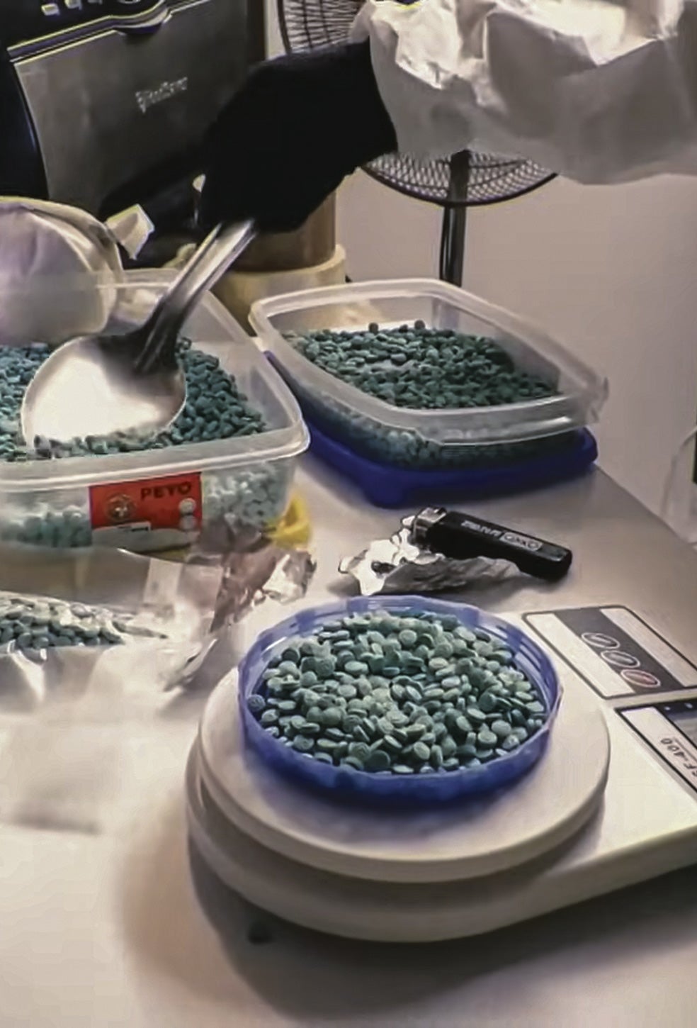 Imagen secundaria 2 - Tras el flujo del negocio. En sus documentales, Monnet no solo rastrea el papel de los cárteles en la mortal epidemia de fentanilo en Estados Unidos, desde la fabricación de las pastillas en laboratorios clandestinos de Culiacán (abajo a la dcha.) hasta las relucientes torres de Dubái, donde los criminales lavan el dinero en inversiones inmobiliarias: también se adentra en el 'negocio' de los piratas africanos que operan en el delta del Níger y sus alrededores (en la imagen superior).