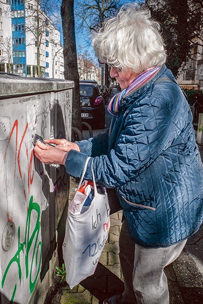 Imagen secundaria 2 - Rigor antinazi. Le otorgaron la Orden del Mérito de la República Federal de Alemania. La devolvió en 2000 cuando supo que también la tenía el político Heinz Eckhoff, exmiembro de las Waffen-SS.