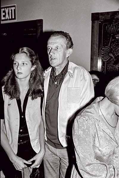 Imagen secundaria 2 - Arriba: Joely con su hija, Daisy Bevan, de 31 años, quinta generación de actores y actrices de su familia. Abajo, a la izda.: Vanessa Redgrave con sus hijas, Joely y Natasha, en 1967. Natasha, también actriz, murió en 2009, a sus 45 años, tras sufrir un accidente esquiando. Estaba casada con Liam Neeson. A la dcha.: Joely con su padre, Tony Richardson, fallecido en 1991, a los 63 años.