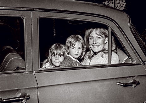 Imagen secundaria 1 - Arriba: Joely con su hija, Daisy Bevan, de 31 años, quinta generación de actores y actrices de su familia. Abajo, a la izda.: Vanessa Redgrave con sus hijas, Joely y Natasha, en 1967. Natasha, también actriz, murió en 2009, a sus 45 años, tras sufrir un accidente esquiando. Estaba casada con Liam Neeson. A la dcha.: Joely con su padre, Tony Richardson, fallecido en 1991, a los 63 años.