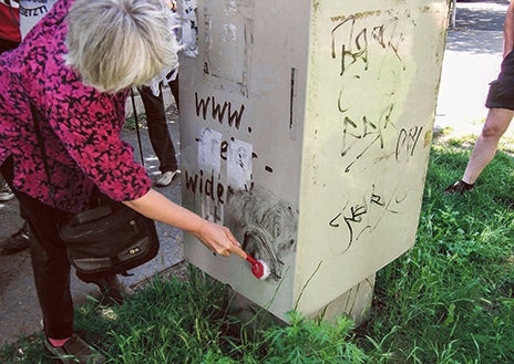 Imagen secundaria 1 - Rigor antinazi. Le otorgaron la Orden del Mérito de la República Federal de Alemania. La devolvió en 2000 cuando supo que también la tenía el político Heinz Eckhoff, exmiembro de las Waffen-SS.