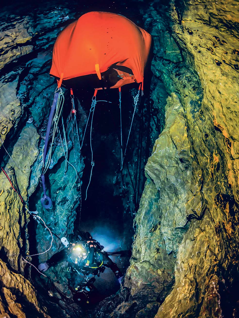Los buzos utilizaron asientos para esperar durante la parada final de descompresión. En los descensos muy profundos, las subidas a la superficie duran hasta doce horas con muchas paradas para la descompresión.