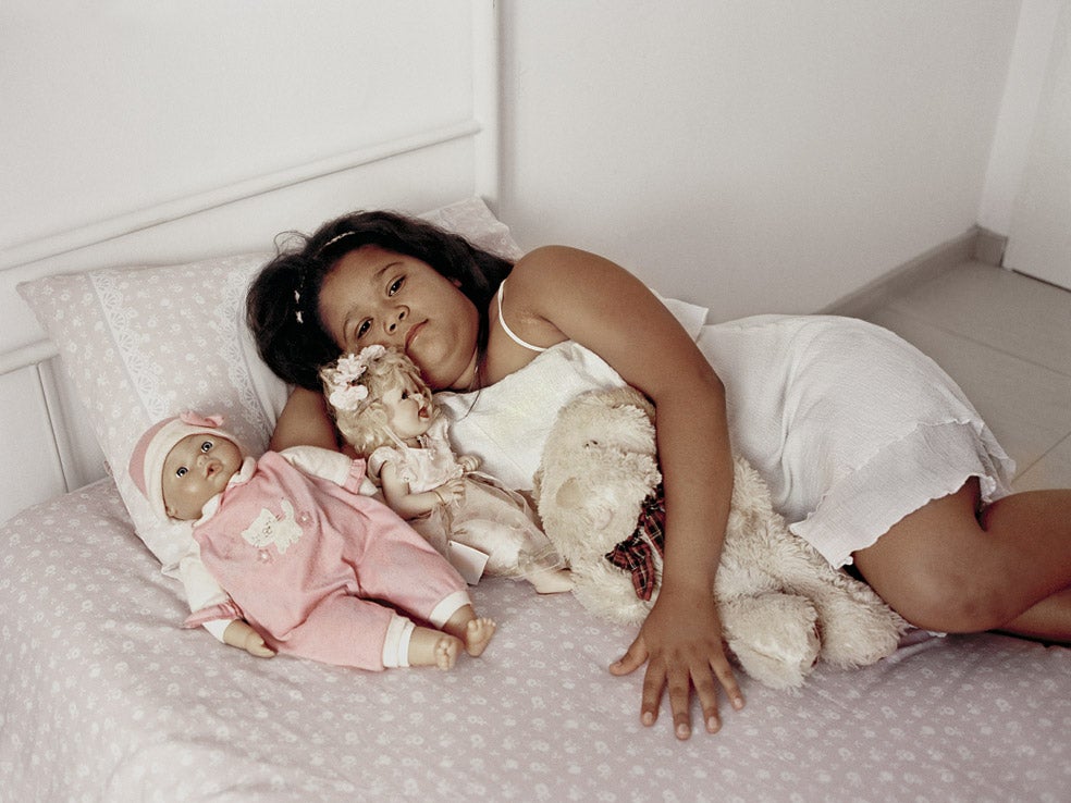 En 1869, 30 familias basters partieron de Colonia del Cabo y se instalaron en Rehoboth (actual Namibia). En 1872 vivían allí 333 basters: ahora son unos 35.000; entre ellos, Kathene van Wyk, que posa con sus muñecas.