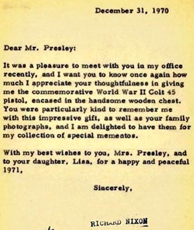 Imagen secundaria 2 - El rey de la ficción y una carta de verdad. El actor Michael Shannon interpreta a Elvis en el film Elvis&Nixon. En él se recrea el famoso apretón de manos. Al lado, la carta que Nixon escribió a Elvis diez días después de su encuentro, agradeciendo la visita y deseándole feliz año nuevo 1971.