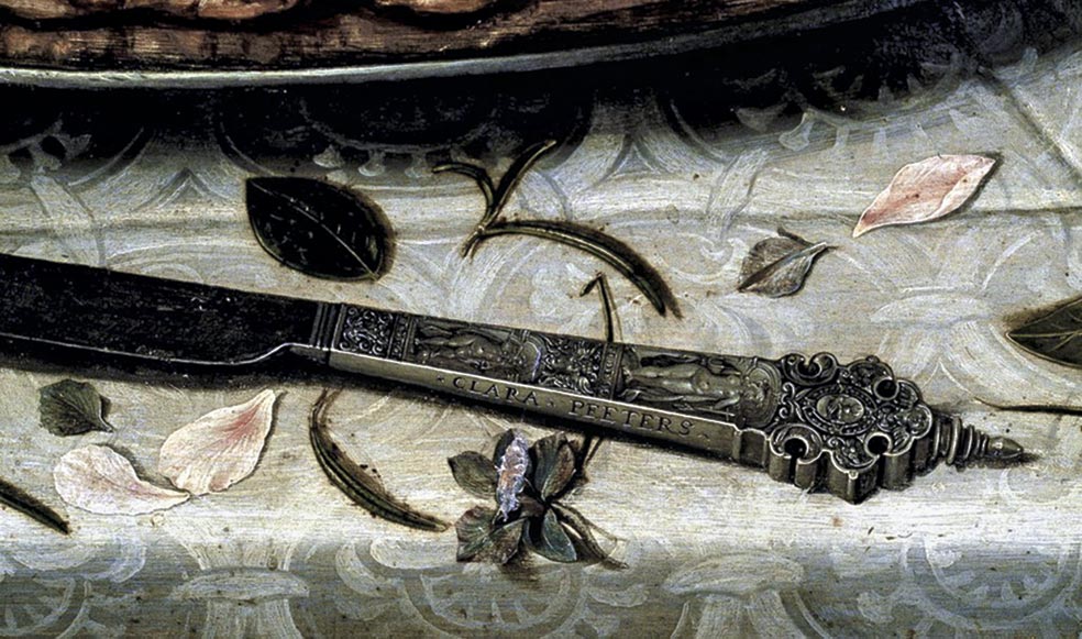 A veces, Clara Peeters firmaba en platos y cuchillos. Este es un cuchillo 'nupcial' de plata, un regalo de boda propio de las clases altas. Todavía no se utilizaban tenedores, y los invitados llevaban sus propios cuchillos cuando acudían a cenar a casa de alguien. No está claro que Clara estuviera casada, a pesar de que haya pintado un cuchillo nupcial con su firma.