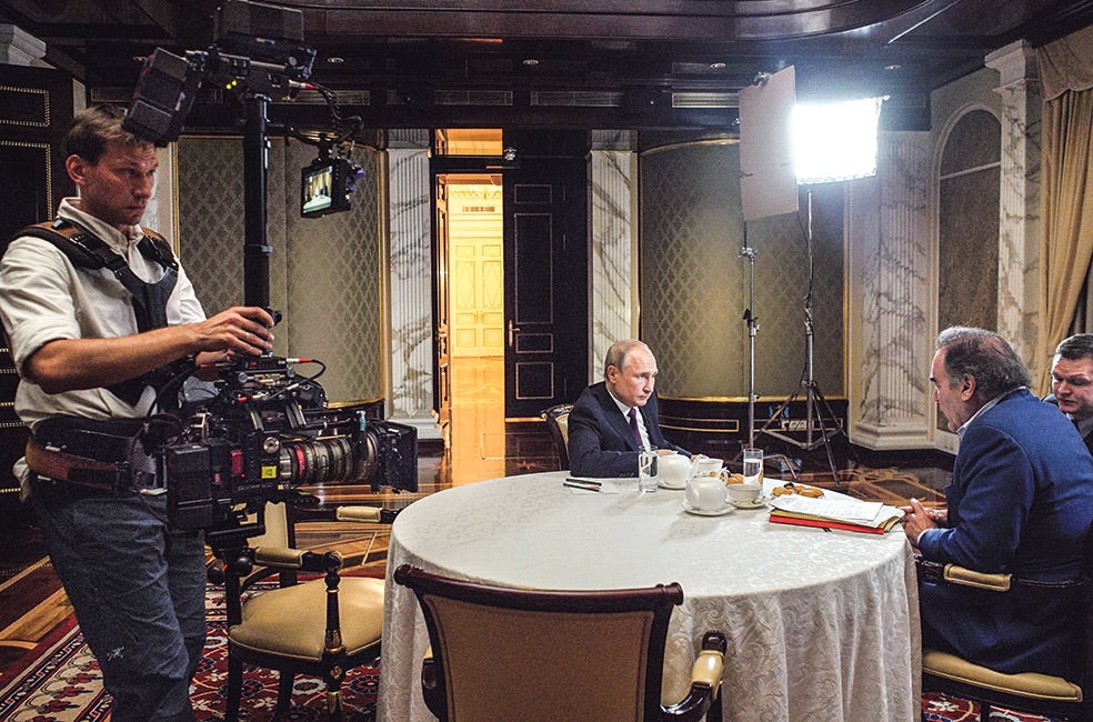 En las cuatro horas de Las entrevistas con Putin, Stone deja hablar al líder ruso completamente a sus anchas.