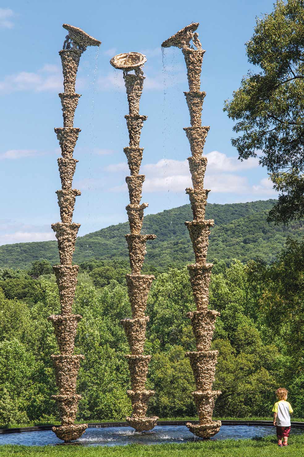 Bounty, Amber Waves y Fruited Plane (2021) son tres columnas formadas por vasos cónicos apilados por los que discurre el agua. Quizá uno de los conjuntos escultóricos más conocidos y reproducidos de Benglis, estas piezas resaltan por su monumentalidad al alzarse casi ocho metros desde el suelo.