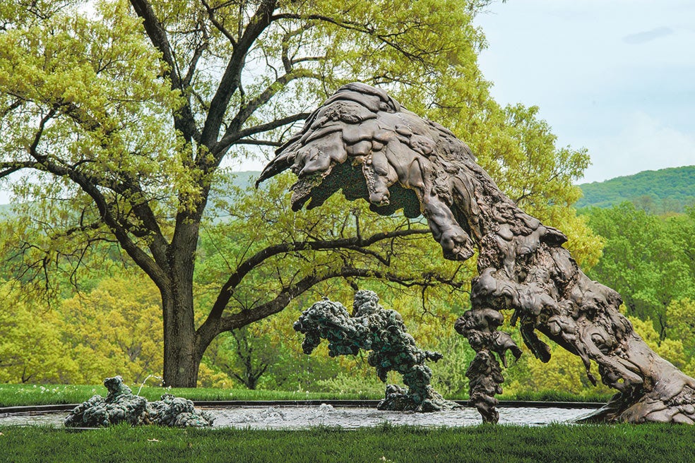 Las enormes esculturas de la artista estadounidense tratan de convertir el flujo del agua en una forma material. Crescendo (1983/2014) es un megalito convertido casi en un objeto animado que da la bienvenida al visitante en su paseo del jardín de Banca March, en Madrid.
