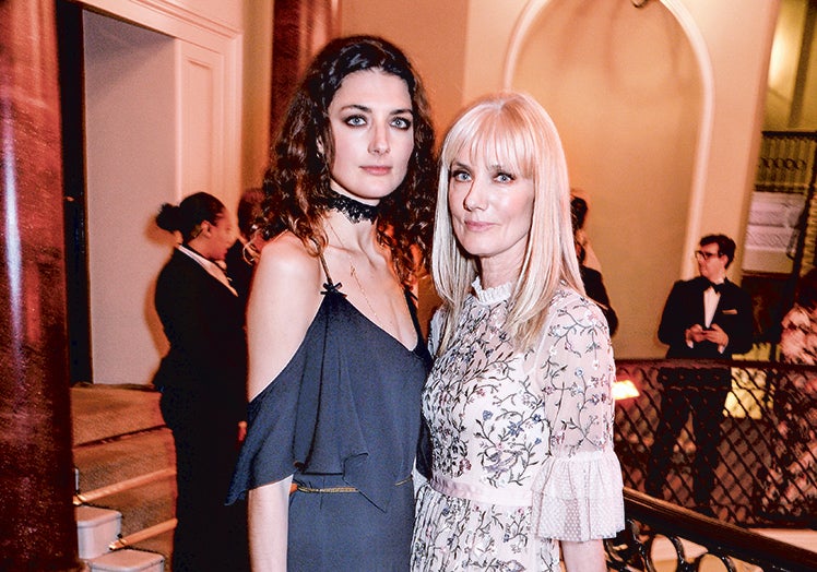 Imagen principal - Arriba: Joely con su hija, Daisy Bevan, de 31 años, quinta generación de actores y actrices de su familia. Abajo, a la izda.: Vanessa Redgrave con sus hijas, Joely y Natasha, en 1967. Natasha, también actriz, murió en 2009, a sus 45 años, tras sufrir un accidente esquiando. Estaba casada con Liam Neeson. A la dcha.: Joely con su padre, Tony Richardson, fallecido en 1991, a los 63 años.