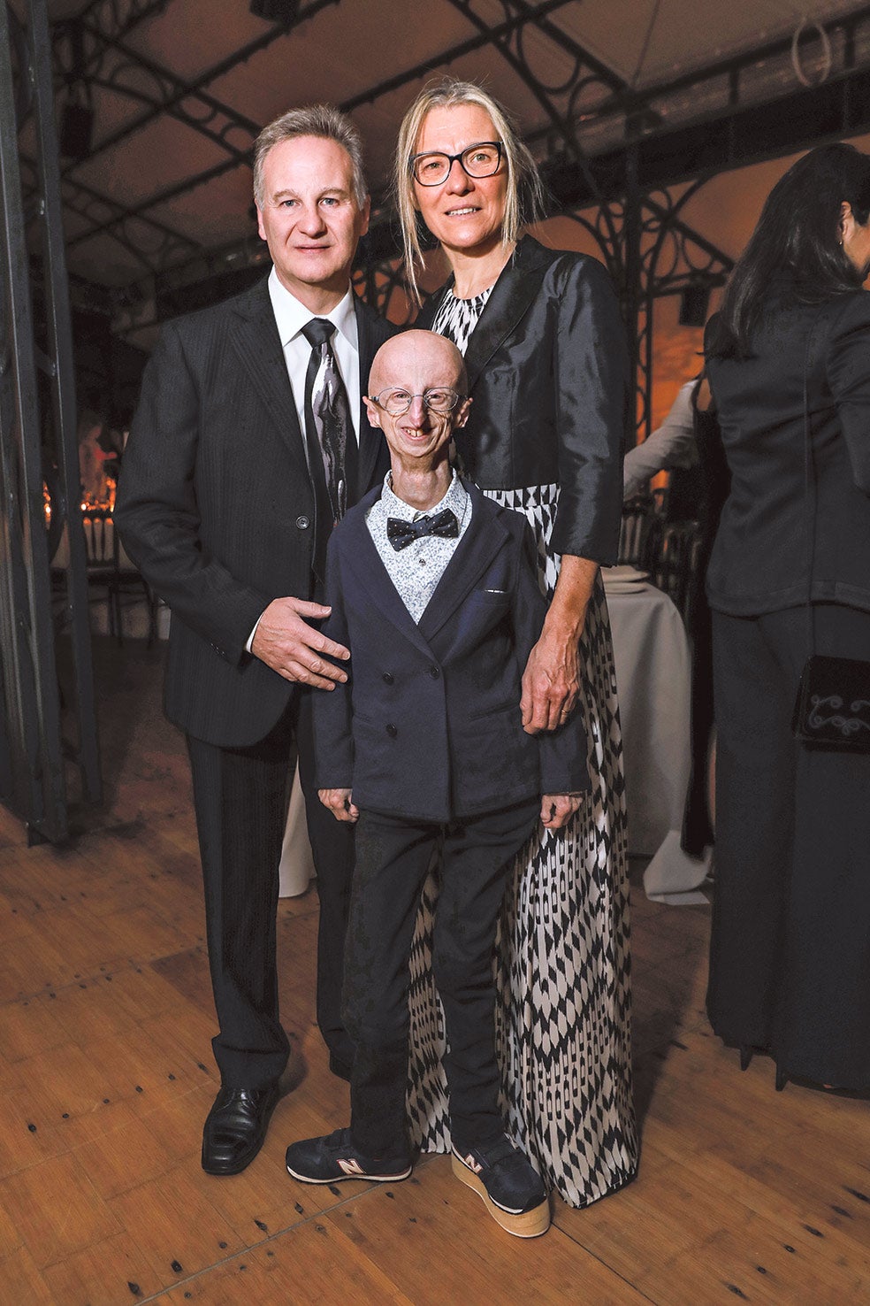 Con sus padres, Amerigo y Laura. El humor, la intensidad y las ganas de vivir de su hijo, dicen, han iluminado sus vidas.