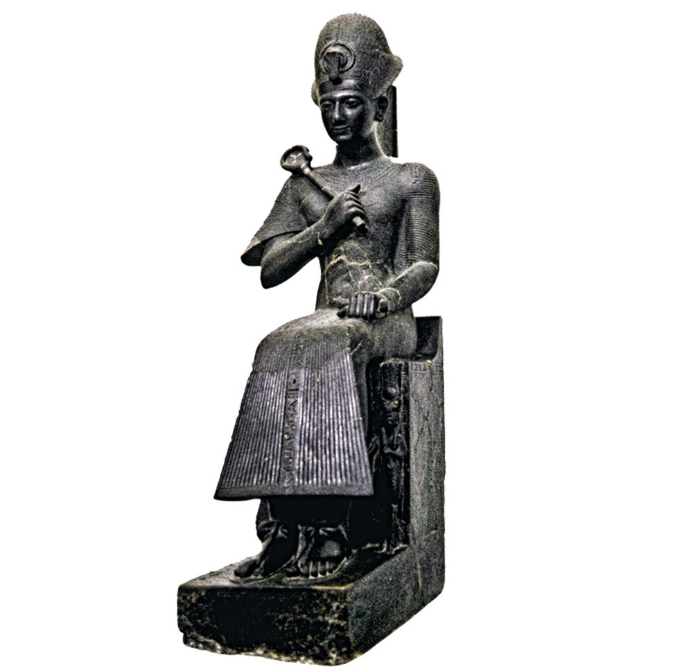 Ramsés II gobernó Egipto durante 66 años, conquistó nuevos territorios, tuvo 85 hijos y ordenó construir estatuas colosales, templos, fundiciones y una nueva capital, llamada en su honor Pi-Ramsés.