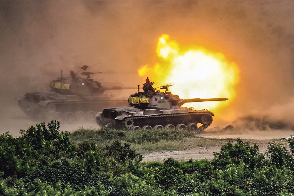 Las fuerzas armadas de Taiwán realizan regularmente simulacros con fuego real para probar su capacidad de combate y defensa ante un posible ataque chino. Desde 2024, el servicio militar obligatorio masculino durará un año.