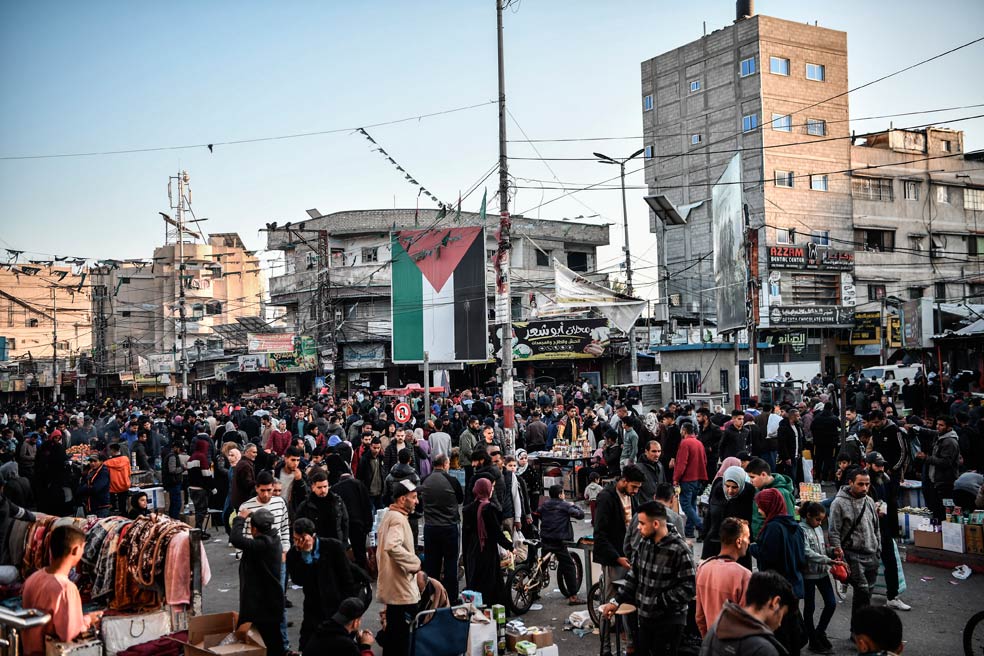 Rafah, destino principal del éxodo masivo que propició la invasión israelí, alberga a la mitad de los 2,3 millones de desplazados de la franja. En octubre, cuando Hamás atacó por sorpresa Israel, la densidad de población en la zona era de 4100 personas por kilómetro cuadrado. Hoy ya se acerca a los 20.000.