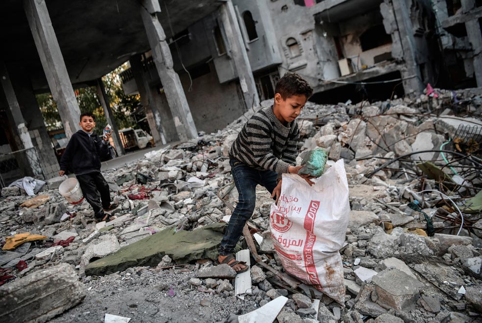 Además de bombardeos y combates, los palestinos afrontan el frío del invierno con medios limitados. Estos dos niños, hermanos, recogen entre los escombros cualquier cosa que pueda ser útil para sus familias.