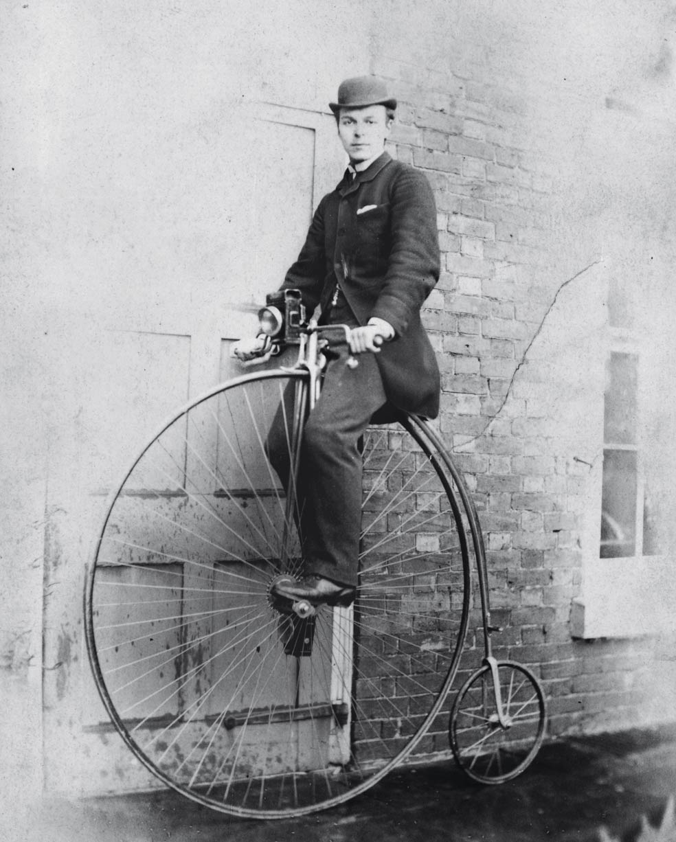 Por eso se agranda la rueda motriz. El centro de gravedad tan alto provoca graves accidentes, pero a los nobles les gusta pavonearse allí arriba.