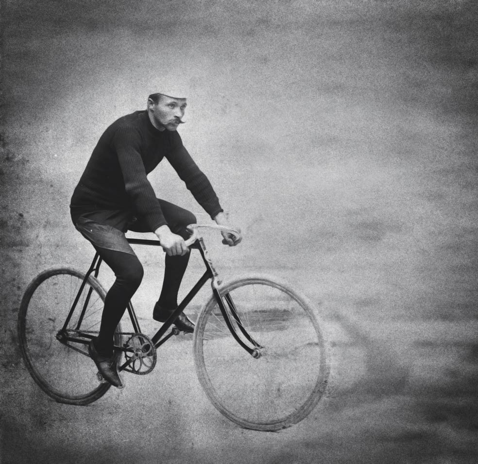 Al periodista francés Lefèvre se le ocurre organizar una carrera por etapas que recorra el país. Así nace el Tour de Francia. En la foto: Maurice Garin, ganador de la primera edición.