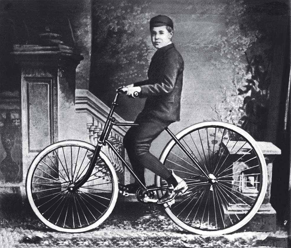 Dunlop envuelve un tubo en láminas de goma, lo infla y lo pega en las llantas. Ha inventado el neumático con cámara.