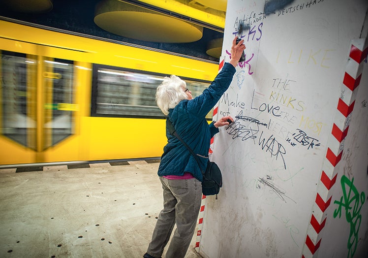Imagen principal - Rigor antinazi. Le otorgaron la Orden del Mérito de la República Federal de Alemania. La devolvió en 2000 cuando supo que también la tenía el político Heinz Eckhoff, exmiembro de las Waffen-SS.