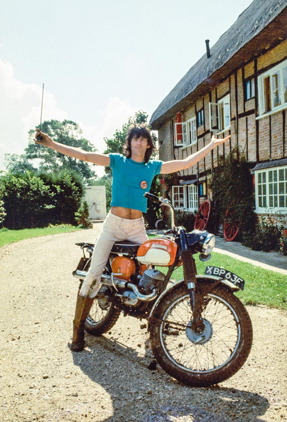 El más excesivo de los Rolling era ya entonces Keith Richards (en la foto en su casa de Redlands, Sussex Occidental, donde sigue viviendo). Richards usaba a Tony como su 'asistente personal' y le pagaba unas 300 libras a la semana, lo que tampoco era demasiado generoso dados los ingresos de la banda.