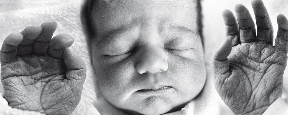 Uno de los hallazgos sobre la formación de las líneas se debe, tristemente, a investigaciones nazis. Adolf Würth descubrió experimentando con embriones que la línea de la vida (el surco que rodea la base del pulgar), la línea de la cabeza (la que comienza entre el pulgar y el índice y atraviesa en diagonal la palma) y la línea del corazón (se marca cuando doblamos los dedos) surgen en la fase prenatal, en torno al tercer mes, antes de que los músculos hagan posibles los movimientos.