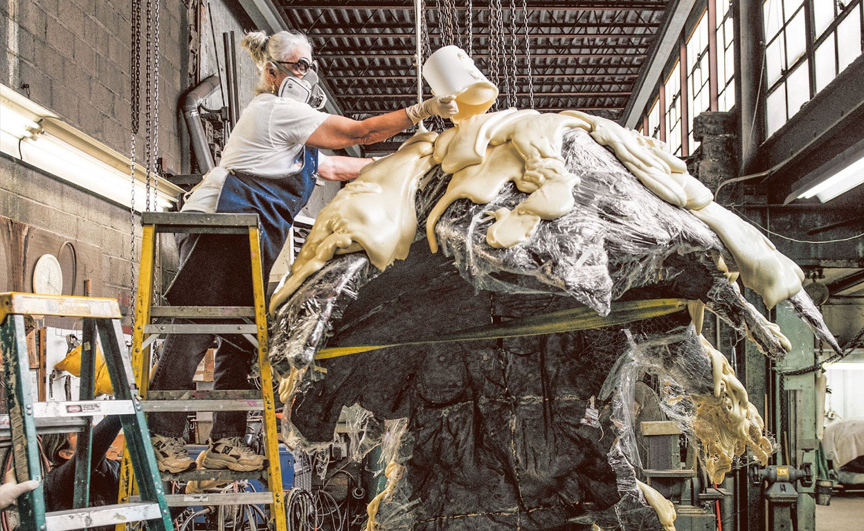 Lynda Benglis, la escultora que más fluye (e influye)