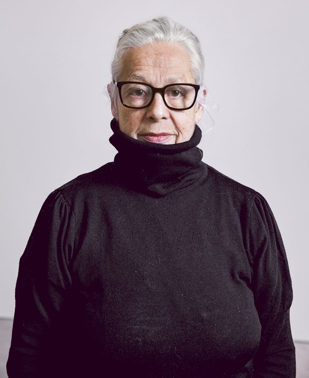 Nació en 1941 en Lake Charles (Luisiana, Estados Unidos). Su padre, de origen griego, dirigía un almacén de materiales de construcción y su madre, costurera, era pintora aficionada. Era la mayor de cinco hermanos.