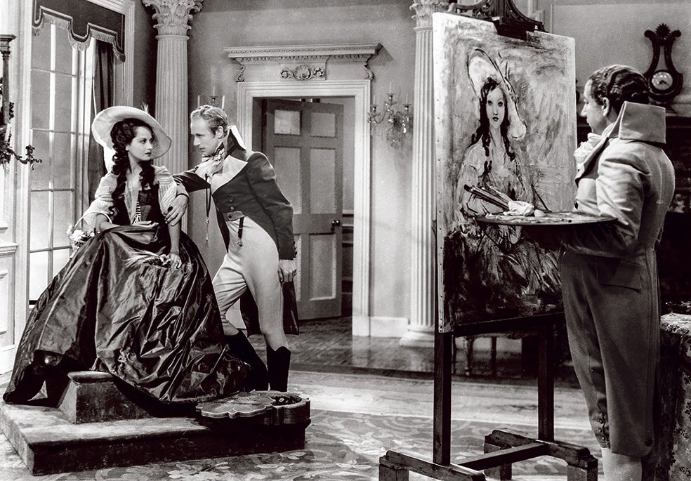 Merle Oberon y Leslie Howard en la versión de La Pimpinela Escarlata de 1934. Ella está enamorada del héroe y decepcionada con su marido sin saber que son la misma persona.