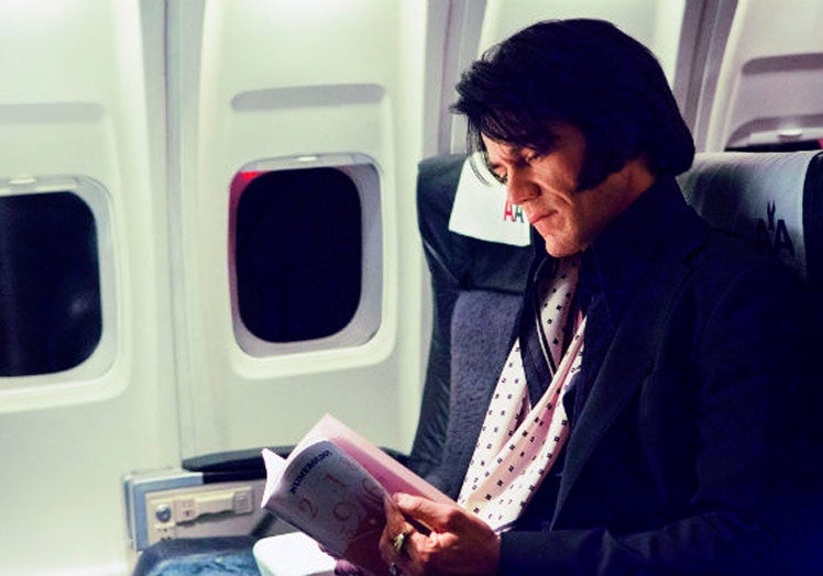 Imagen principal - El rey de la ficción y una carta de verdad. El actor Michael Shannon interpreta a Elvis en el film Elvis&Nixon. En él se recrea el famoso apretón de manos. Al lado, la carta que Nixon escribió a Elvis diez días después de su encuentro, agradeciendo la visita y deseándole feliz año nuevo 1971.