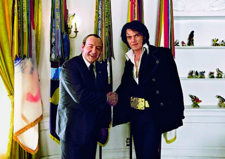 Imagen secundaria 1 - El rey de la ficción y una carta de verdad. El actor Michael Shannon interpreta a Elvis en el film Elvis&Nixon. En él se recrea el famoso apretón de manos. Al lado, la carta que Nixon escribió a Elvis diez días después de su encuentro, agradeciendo la visita y deseándole feliz año nuevo 1971.