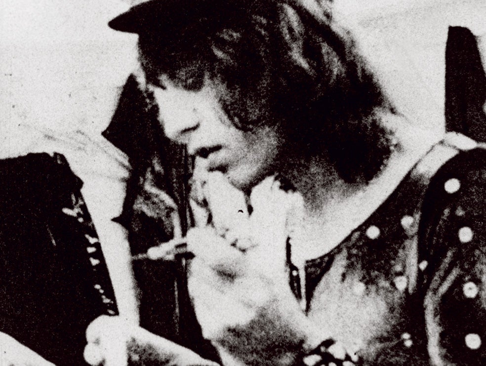 Esta foto de Mick Jagger en el backstage en 1972, pese a que le falta definición, muestra al cantante a punto de esnifar cocaína de un cuchillo. Tony cuenta que le llevó cocaína hasta el día de su boda con Bianca, en Saint-Tropez. Al parecer, dejó la droga cuando comenzó a salir con la modelo Jerry Hall, según contó ella misma.