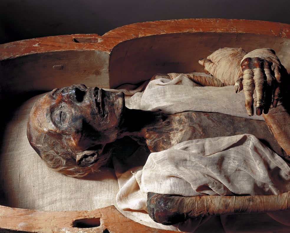 En 1881, el egiptólogo Gaston Maspero encontró en el Valle de los Reyes la momia de Ramsés II. Estaba en muy buen estado. El faraón era alto y de nariz prominente y fue nonagenario. Los análisis de sus restos concluyen que murió por una infección que comenzó en una muela.