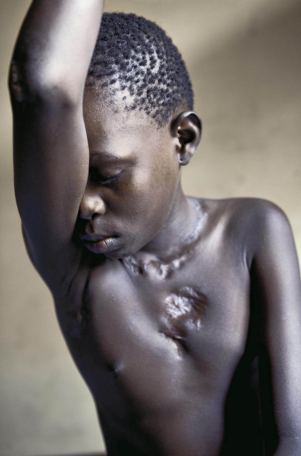 Élysée tiene 12 años y vive en un centro para niños de la calle. Cuando su madre murió, fue entregada a su tía, que la acusó de brujería para librarse de ella. La llevó a una iglesia donde, a modo de exorcismo, fue torturada con una plancha.