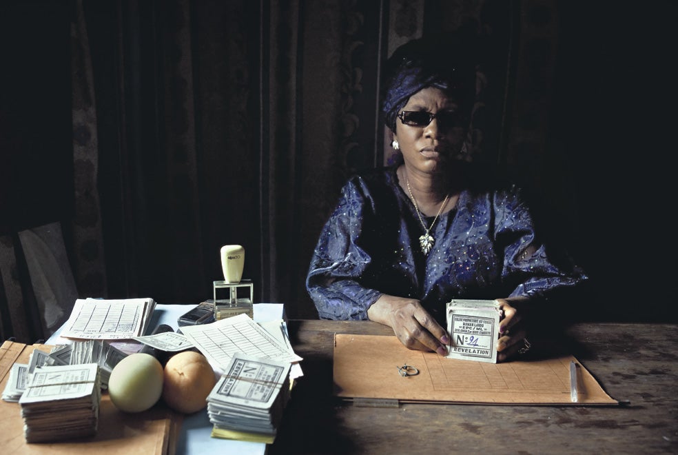 Mama Judith cobra diez dólares (una fortuna en Kinsasa, la capital congoleña) por identificar a niños brujos. Cada jueves, decenas de familias hacen cola a su puerta para saber si a alguno de sus hijos se le ha metido el diablo en el cuerpo.