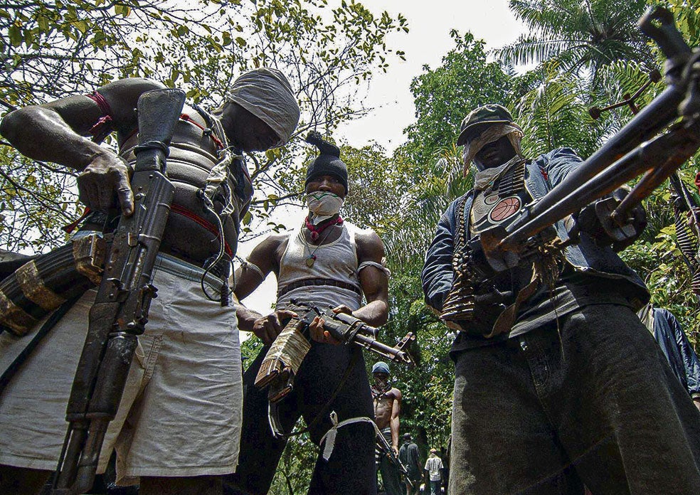 Imagen principal - Tras el flujo del negocio. En sus documentales, Monnet no solo rastrea el papel de los cárteles en la mortal epidemia de fentanilo en Estados Unidos, desde la fabricación de las pastillas en laboratorios clandestinos de Culiacán (abajo a la dcha.) hasta las relucientes torres de Dubái, donde los criminales lavan el dinero en inversiones inmobiliarias: también se adentra en el 'negocio' de los piratas africanos que operan en el delta del Níger y sus alrededores (en la imagen superior).