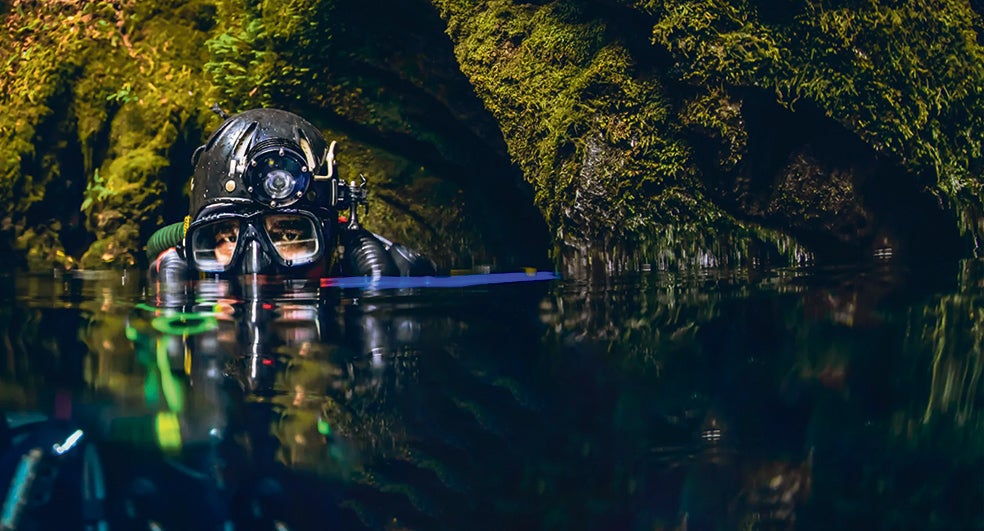 El regreso desde las profundidades alcanzadas resulta demasiado peligroso porque los buceadores respiran aire comprimido que contiene nitrógeno. Por ello, la seguridad del ascenso depende de unas muy precisas mediciones de la proporción necesaria de cada gas en la mezcla que los buceadores respiran. Esa medición permite establecer unas tablas de descompresión gradual durante el lento retorno a la superficie.